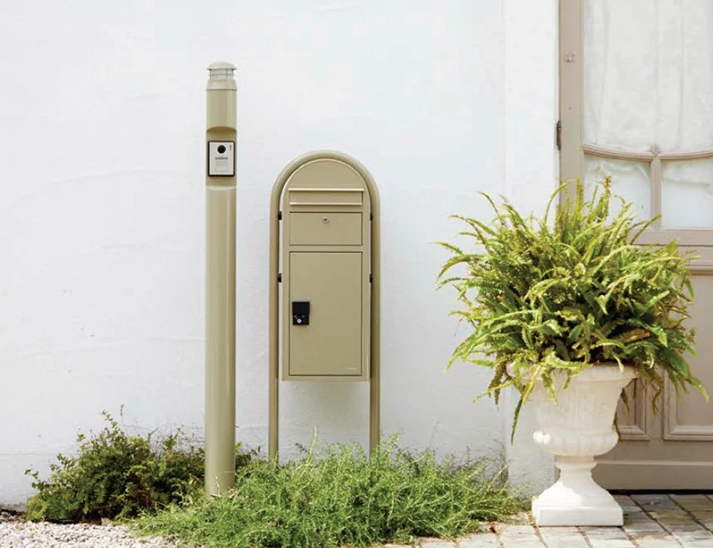 1. 北欧風機能門柱：シンプルなのに、心がホッとする温もり！